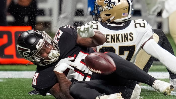 Mike Davis Fumble vs Saints